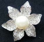Buy discount wholesale jewelry brooch. Flower designed womens pin with imitation pearl as center